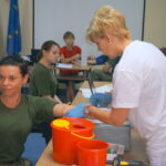 10.08.2015. Żołnierze z CPdMZ na kieleckiej Bukówce oddają krew / Kamil Król / Radio Kielce