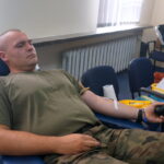 10.08.2015. Żołnierze z CPdMZ na kieleckiej Bukówce oddają krew / Kamil Król / Radio Kielce