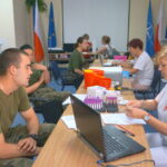 10.08.2015. Żołnierze z CPdMZ na kieleckiej Bukówce oddają krew / Kamil Król / Radio Kielce