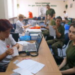 10.08.2015. Żołnierze z CPdMZ na kieleckiej Bukówce oddają krew / Kamil Król / Radio Kielce