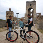 25.8.2015 Ujazd. Zamek Krzyżtopór na szlaku Green Velo w województwie świętokrzyskim. / Krzysztof Żołądek / Radio Kielce