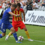 03.08.2015. 3. kolejka T-Mobile Ekstraklasy Korona Kielce - Ruch Chorzów. W walce o piłkę Kamil Sylwestrzak / Kamil Król / Radio Kielce