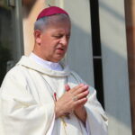 08.08.2015. Pielgrzymi zmierzający na Jasną Górę dotarli do Kielc. Biskup kielecki Jan Piotrowski / Kamil Król / Radio Kielce