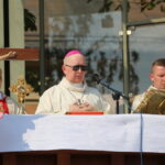 08.08.2015. Pielgrzymi zmierzający na Jasną Górę dotarli do Kielc. Mszy na placu Jana Pawła II przewodniczył biskup senior Kazimierz Ryczan / Kamil Król / Radio Kielce