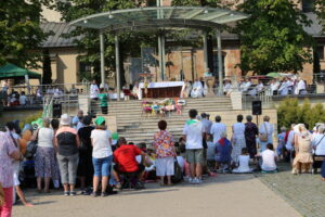 08.08.2015. Pielgrzymi zmierzający na Jasną Górę dotarli do Kielc / Kamil Król / Radio Kielce