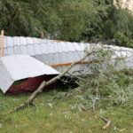 11.08.2015. Zerwany dach domu przy ulicy Skrajnej / Kamil Król / Radio Kielce