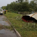 11.08.2015. Zerwany dach domu przy ulicy Skrajnej / Kamil Król / Radio Kielce