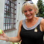 29.08.2015. Dożynki działkowców przy Rodzinnym Domu Działkowca NARCYZ w Kielcach. Agnieszka Żelazna prezentuje specjalną odmianę ogórka typu melon / Kamil Król / Radio Kielce