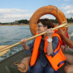 29.08.2015. XIV Otwartych Mistrzostwach Województwa Świętokrzyskiego Grup Szybkiego Reagowania na Wodzie "Chańcza 2015". Dzięki ekipie z OSP w Śladkowie Małym dziennikarze Radia Kielce: Anna Roży i Kamil Król mieli okazję na przejażdżkę motorówką / Kamil Król / Radio Kielce