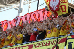 14.08.2015. 5. kolejka T-Mobile Ekstraklasy Korona Kielce - Cracovia Kraków. Najzagorzalsi kibice Korony dopingowali swój zespół przed całe spotkanie / Kamil Król / Radio Kielce