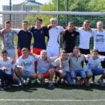 19.08.2015. Wakacje z Futbolem 2015.  Pamiątkowe zdjęcie obu ekip Red and Yellow / Kamil Król / Radio Kielce