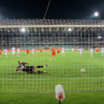 02.09.2015. 7. kolejka T-Mobile Ekstraklasy Korona Kielce - Pogoń Szczecin. Przemysław Trytko zdobywa z rzutu karnego wyrównującego gola / Radio Kielce