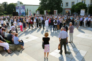 26.8.2015 Kielce. Beata Szydło spotkała się z mieszkańcami na pl. Artystów. / Wojciech Habdas / Radio Kielce