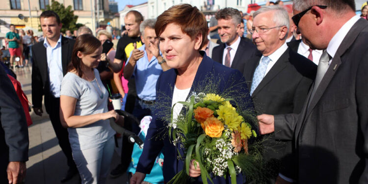 26.8.2015 Kielce. Beata Szydło spotkała się z mieszkańcami na pl. Artystów. / Wojciech Habdas / Radio Kielce