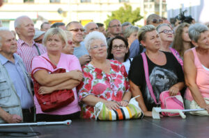 26.8.2015 Kielce. Beata Szydło spotkała się z mieszkańcami na pl. Artystów. / Wojciech Habdas / Radio Kielce