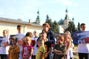 26.8.2015 Kielce. Beata Szydło spotkała się z mieszkańcami na pl. Artystów. / Wojciech Habdas / Radio Kielce