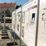 3.8.2015 Kielce. Wystawa planszowa "Józef Piłsudski w karykaturze" (Rynek, 3-28 sierpnia 2015 r.) / Wojciech Habdas / Radio Kielce