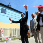 3.8.2015 Kielce. Przekazanie kluczy nowym lokatorom, do mieszkań socjalnych przy ul. Hutniczej / Wojciech Habdas / Radio Kielce