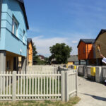 3.8.2015 Kielce. Przekazanie kluczy nowym lokatorom, do mieszkań socjalnych przy ul. Hutniczej / Wojciech Habdas / Radio Kielce