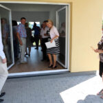 3.8.2015 Kielce. Przekazanie kluczy nowym lokatorom, do mieszkań socjalnych przy ul. Hutniczej / Wojciech Habdas / Radio Kielce