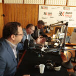 Temat jednomandatowych okręgów wyborczych zdominował dyskusję gości Studia Referendalnego w Radiu Kielce. 6 września Polacy będą wypowiadać się jeszcze w dwóch innych sprawach: finansowania partii politycznych z budżetu i ordynacji podatkowej. / Włodzimierz Batóg / Radio Kielce