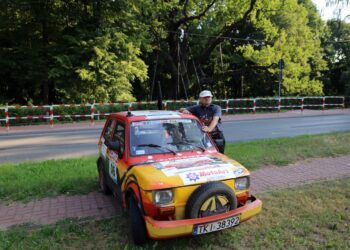 14.05.2015 Zagnańsk. Złombol. Wyjazd Bartłomieja Kowalewskiego / Kamil Król / Radio Kielce