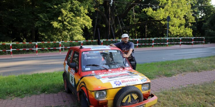 14.05.2015 Zagnańsk. Złombol. Wyjazd Bartłomieja Kowalewskiego / Kamil Król / Radio Kielce