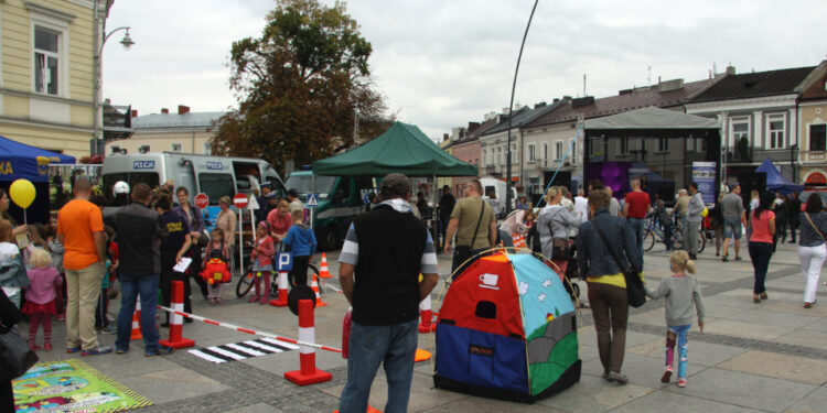 Moc atrakcji na kieleckim Rynku - Radio Kielce Piknik rodzinny na kieleckim Rynku (19 września 2015 r.) / Piotr Michalski / Radio Kielce