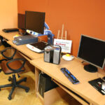 Ułatwienia dla niewidomych w miejskiej bibliotece (10 września 2015 r.) / Piotr Michalski / Radio Kielce