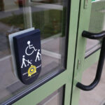 Ułatwienia dla niewidomych w miejskiej bibliotece (10 września 2015 r.) / Piotr Michalski / Radio Kielce