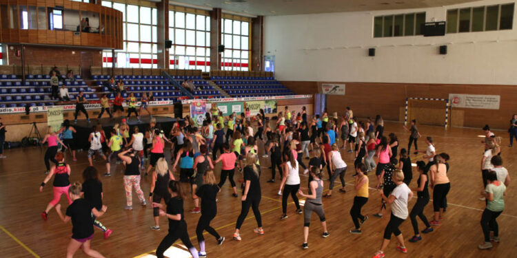 I Wielki Charytatywny Maraton Zumby (12 września 2015 r.) / Piotr Michalski / Radio Kielce