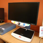 Ułatwienia dla niewidomych w miejskiej bibliotece (10 września 2015 r.) / Piotr Michalski / Radio Kielce