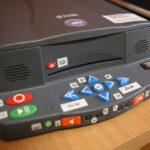 Ułatwienia dla niewidomych w miejskiej bibliotece (10 września 2015 r.) / Piotr Michalski / Radio Kielce