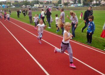 20.09.2015 Busko. 400 zawodników wzięło udział w rozegranym w Busku Zdroju XIV Międzynarodowym Biegu Zdrojowym / Maciej Makuła / Radio Kielce