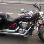 Drugi trener Vive Tauronu Kielce Tomasz Strząbała od czasu do czasu dosiada swojego rumaka – stalowego rumaka dodajmy. / Marek Cender / Radio Kielce