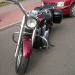 Drugi trener Vive Tauronu Kielce Tomasz Strząbała od czasu do czasu dosiada swojego rumaka – stalowego rumaka dodajmy. / Marek Cender / Radio Kielce