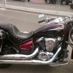 Drugi trener Vive Tauronu Kielce Tomasz Strząbała od czasu do czasu dosiada swojego rumaka – stalowego rumaka dodajmy. / Marek Cender / Radio Kielce