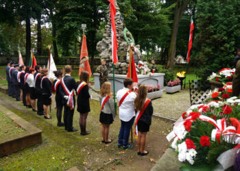 W Sandomierzu uroczystości patriotyczne z okazji 75 rocznicy wybuchu II wojny światowej  odbyły się przy Pomniku II Pułku Piechoty Legionów w wojskowej części cmentarza katedralnego. / Grażyna Szlęzak-Wójcik / Radio Kielce