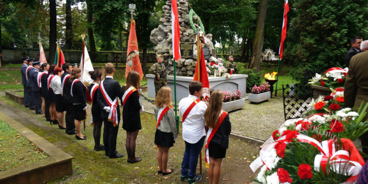 W Sandomierzu uroczystości patriotyczne z okazji 75 rocznicy wybuchu II wojny światowej  odbyły się przy Pomniku II Pułku Piechoty Legionów w wojskowej części cmentarza katedralnego. / Grażyna Szlęzak-Wójcik / Radio Kielce