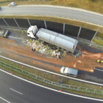 3.9.2015 Cedzyna. W nocy na drodze krajowej nr 74 w Cedzynie doszło do zderzenia 6 pojazdów: 3 samochodów osobowych i 3 ciężarówek. / Wojciech Habdas / Radio Kielce