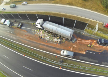 3.9.2015 Cedzyna. W nocy na drodze krajowej nr 74 w Cedzynie doszło do zderzenia 6 pojazdów: 3 samochodów osobowych i 3 ciężarówek. / Wojciech Habdas / Radio Kielce