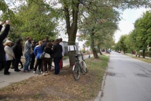 08.09.2015 Kielce. Piekoszowska. Happening przeciwko wycinaniu drzew i planowanej ścieżce rowerowej / Stanisław Blinstrub / Radio Kielce