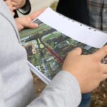 08.09.2015 Kielce. Piekoszowska. Happening przeciwko wycinaniu drzew i planowanej ścieżce rowerowej / Stanisław Blinstrub / Radio Kielce