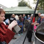 20.09.2015 Kielce. Sienkiewicza. Grzybobranie na deptaku wraz z Lasami Państwowymi / Stanisław Blinstrub / Radio Kielce