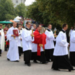 13.9.2015 Św. Krzyż. W niedzielę rozpoczynają się tygodniowe uroczystości odpustowe na Świętym Krzyżu. W południe na błoniach przed bazyliką została odprawiona suma odpustowa. / Kamil Król / Radio Kielce