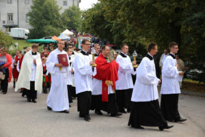 13.9.2015 Św. Krzyż. W niedzielę rozpoczynają się tygodniowe uroczystości odpustowe na Świętym Krzyżu. W południe na błoniach przed bazyliką została odprawiona suma odpustowa. / Kamil Król / Radio Kielce