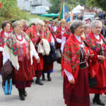 13.9.2015 Św. Krzyż. W niedzielę rozpoczynają się tygodniowe uroczystości odpustowe na Świętym Krzyżu. W południe na błoniach przed bazyliką została odprawiona suma odpustowa. / Kamil Król / Radio Kielce