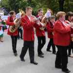 13.9.2015 Św. Krzyż. W niedzielę rozpoczynają się tygodniowe uroczystości odpustowe na Świętym Krzyżu. W południe na błoniach przed bazyliką została odprawiona suma odpustowa. / Kamil Król / Radio Kielce