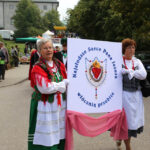 13.9.2015 Św. Krzyż. W niedzielę rozpoczynają się tygodniowe uroczystości odpustowe na Świętym Krzyżu. W południe na błoniach przed bazyliką została odprawiona suma odpustowa. / Kamil Król / Radio Kielce