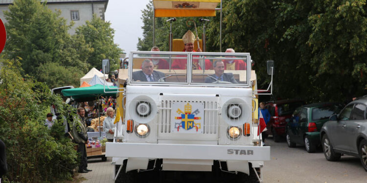 13.9.2015 Św. Krzyż. W niedzielę rozpoczynają się tygodniowe uroczystości odpustowe na Świętym Krzyżu. W południe na błoniach przed bazyliką została odprawiona suma odpustowa. / Kamil Król / Radio Kielce